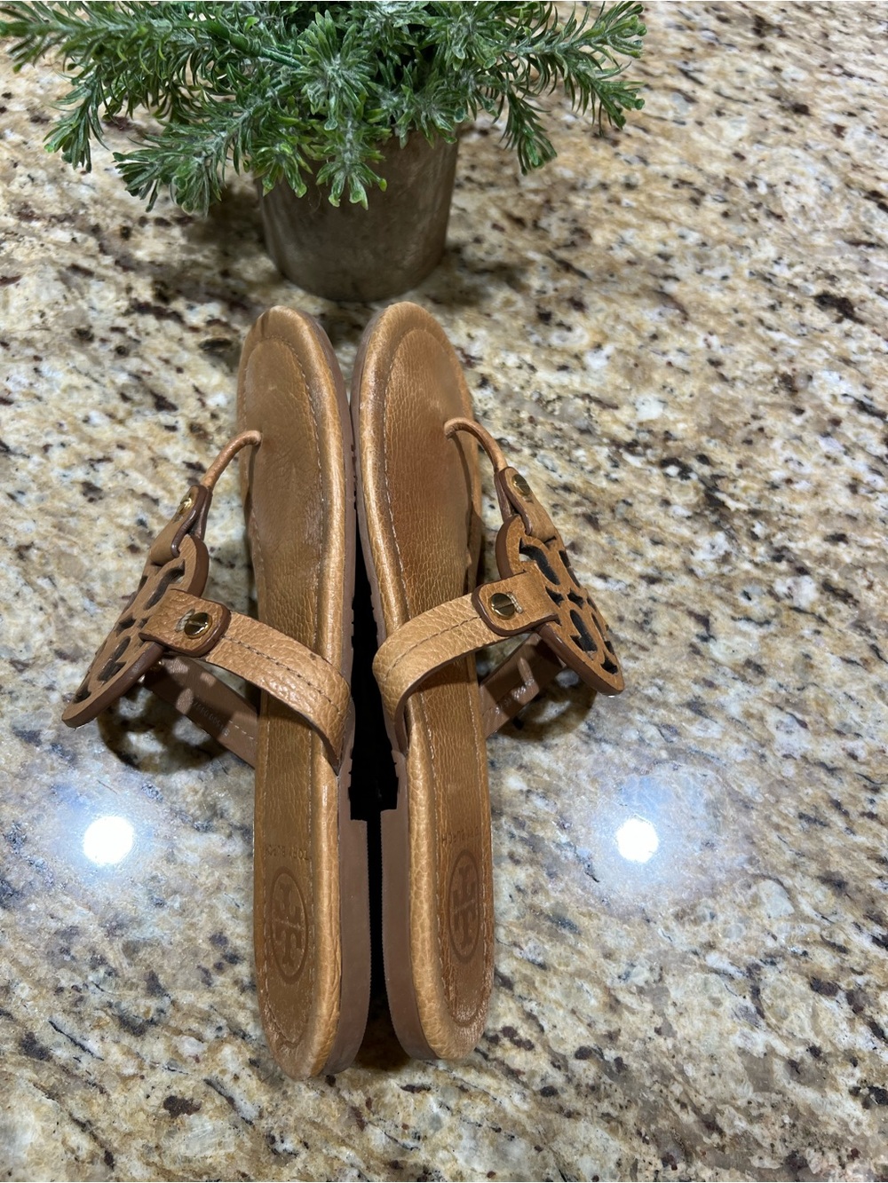 TORY BURCH Miller Tan Textured Leather Thong Sandal 6M - Picture 7 of 11